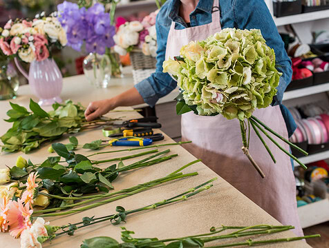 De betekenis van bloemkleuren, bloemist werkt met gekleurde bloemen