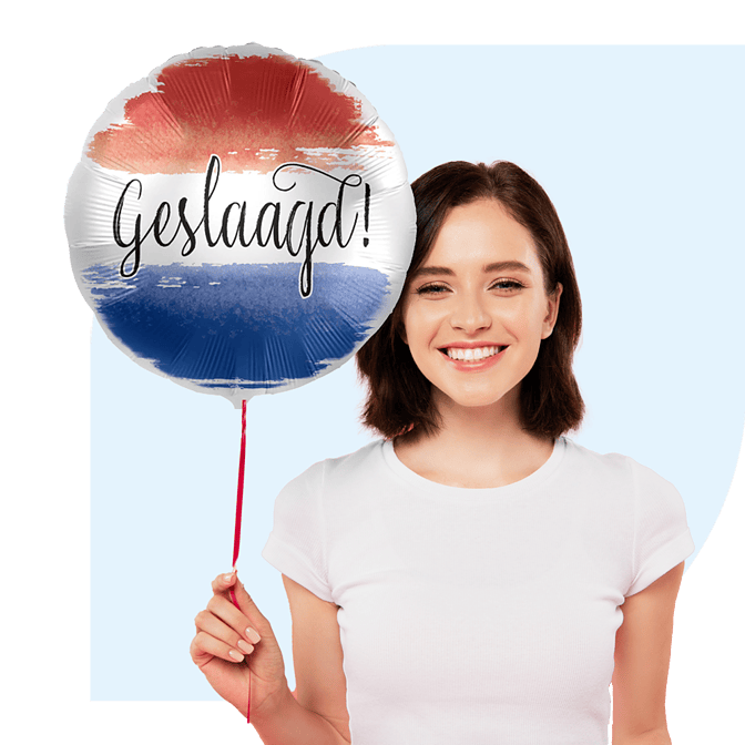 Geslaagd cadeau bezorgen, meisje houd een geslaagd ballon vast