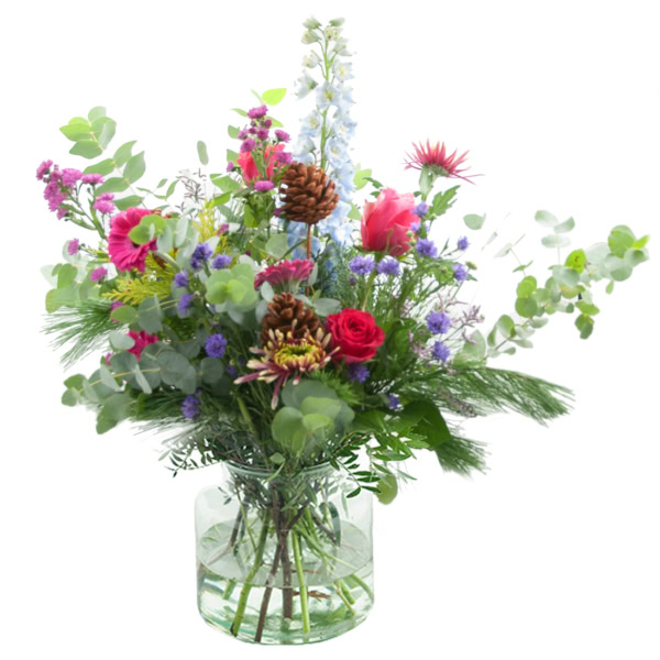 Kerstmagie. Kerstboeket in de kleur lila-paars met kerstgroen