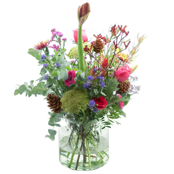 Bont Winterfeest. Boeket gebonden met bloemen van t seizoen in de kleur bont