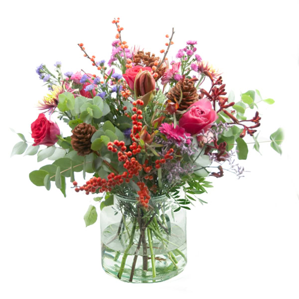 Bont Winterfeest. Winter boeket rond gebonden in de bont met bloemen en groen van het seizoen.